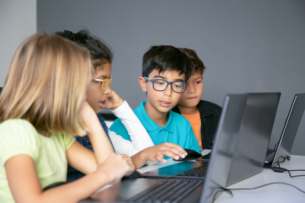 O ensino híbrido combina os aprendizados on-line e off-line em busca da integração dos ambientes virtual e presencial, expandindo os limites temporais e espaciais da sala de aula